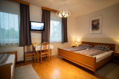 Dreibettzimmer-Gasthaus-Ogris-Rosental-Woerthersee-Kaernten-1